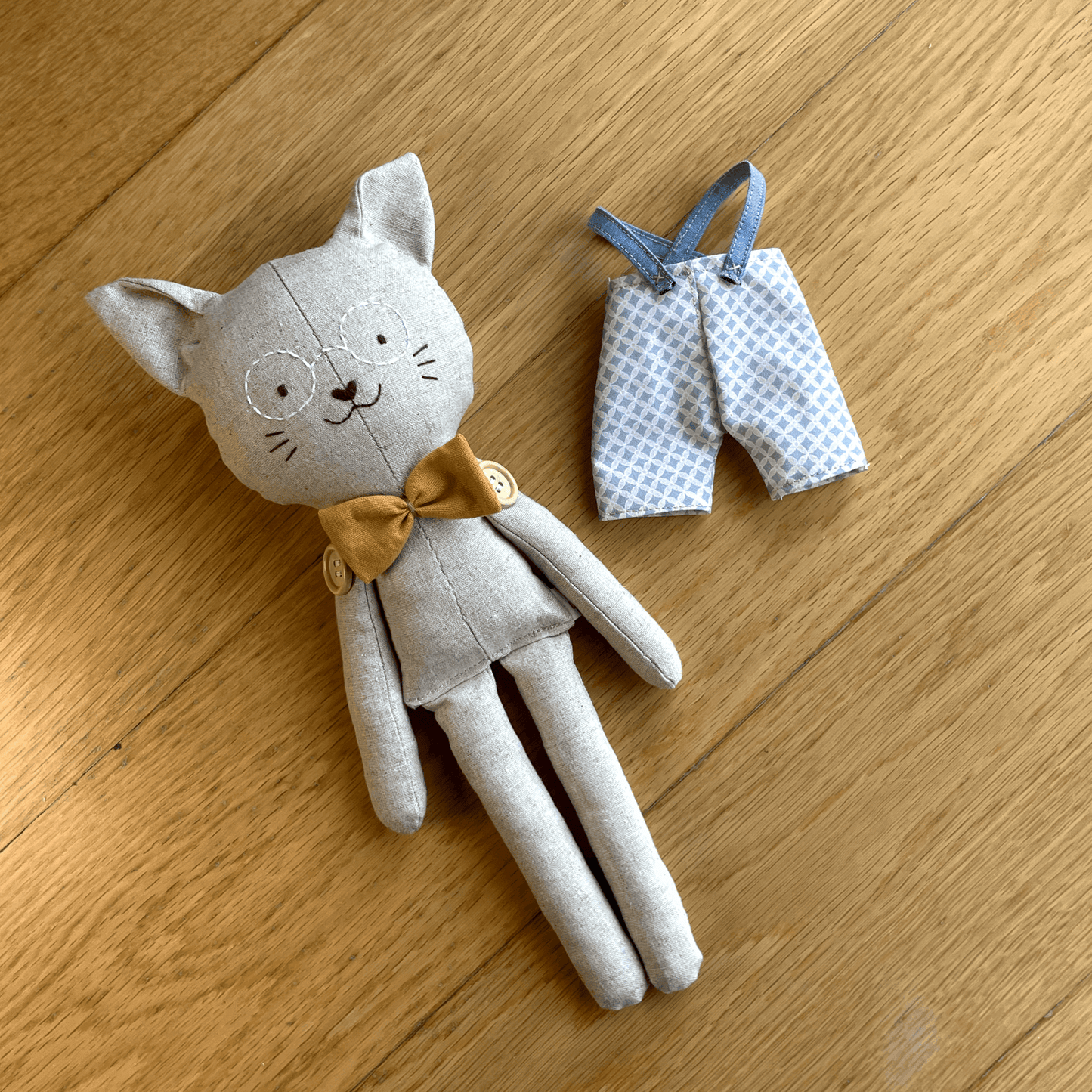 Gatinho macacão e laço