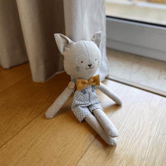 Gatinho macacão e laço
