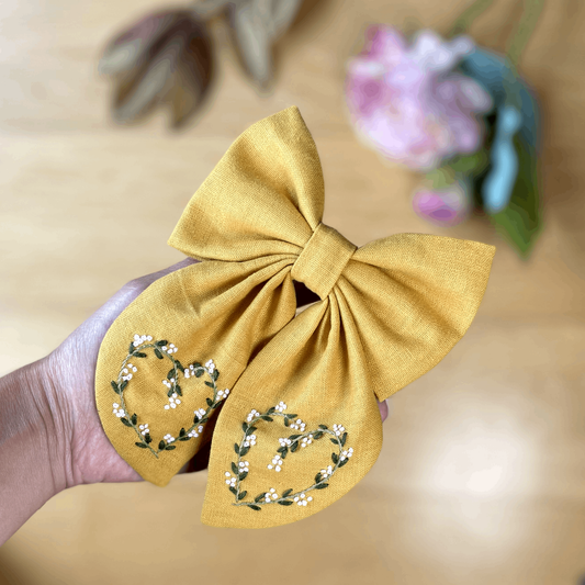 Laço amarelo corações